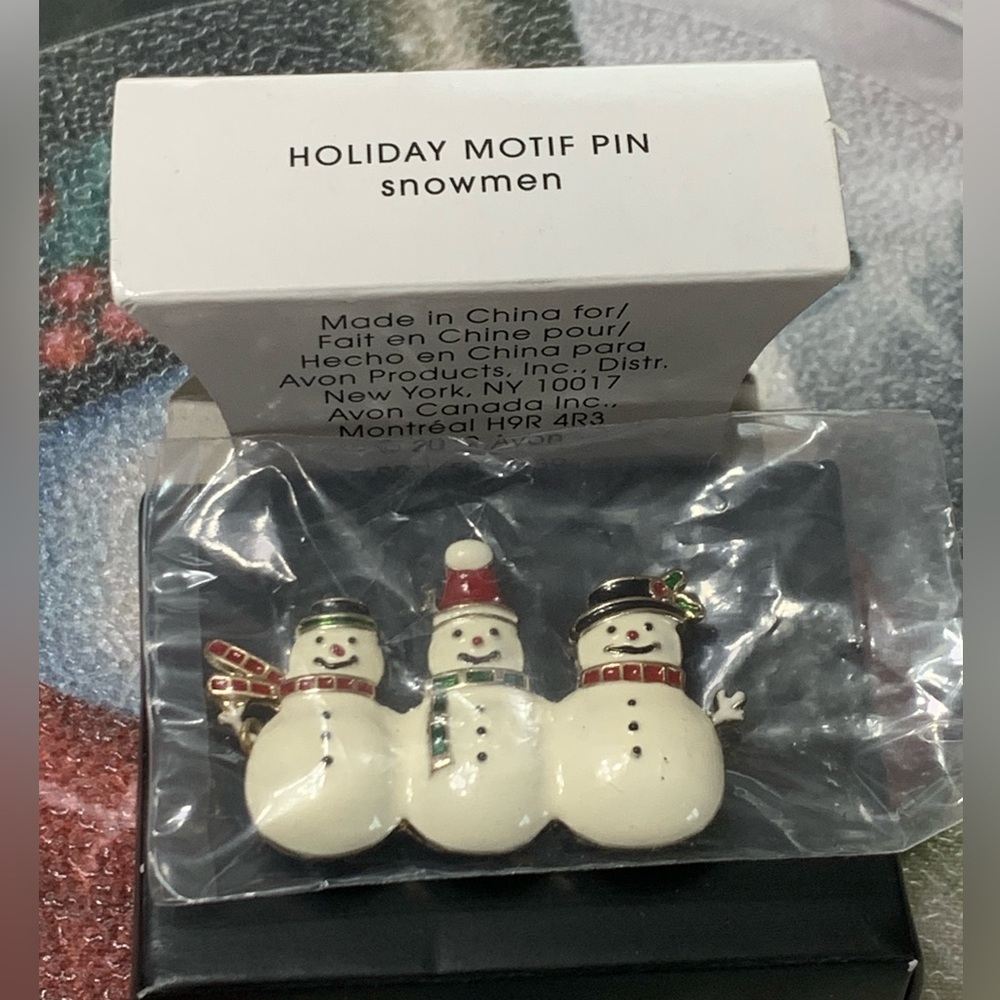 NIP 2012 AVON HOLIDAY SNOWMEN PIN